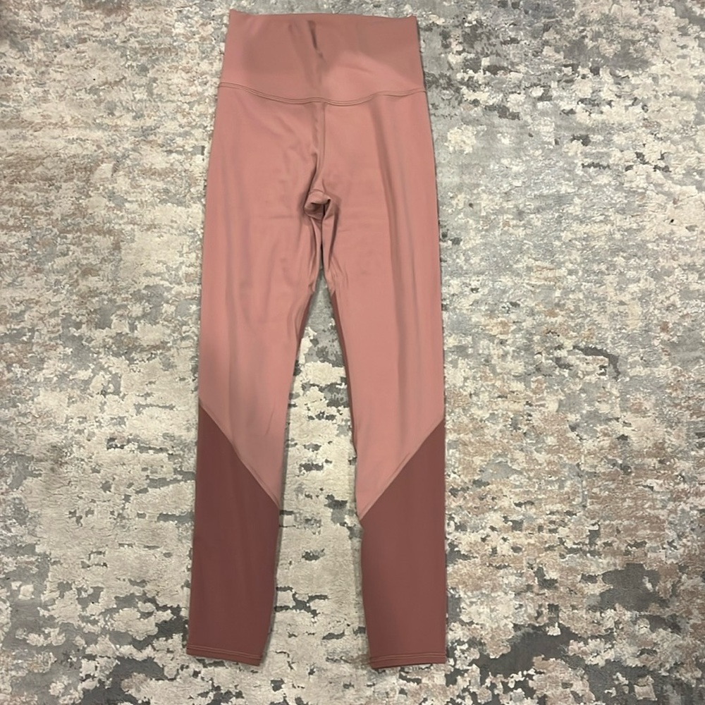 Vuori Two-Tone High-Waist Leggings in Dusty Rose and Mauve